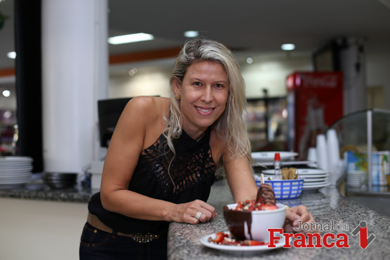 Para Giselly, do City do Posto, a demanda por sorvetes só cresce em Franca, independente da estação (Foto: Ricardo Fernandes)